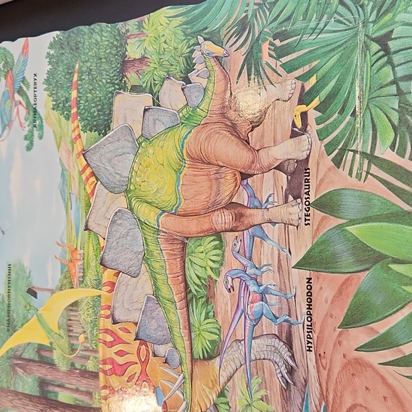 Dinosaur World Flap Book (EUC) & 1 Glow in the dark 3D-Puzzle (new) - Picture 6 of 16